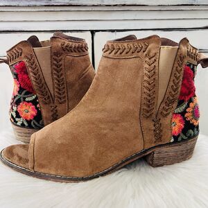 Tiara Los Angeles Floral Tapestry Brown Leather Braided Boho Booties - Size 10
